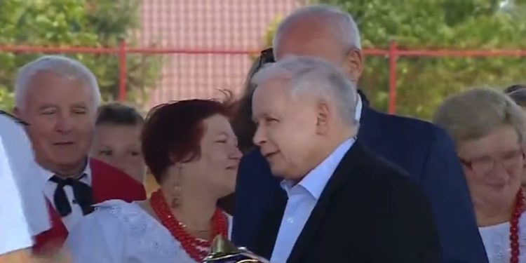 Jarosław Kaczyński w Zbuczynie. Zabawna sytuacja [WIDEO]
