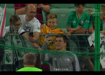 Bramkarz Legii zachwycił po meczu. Wspaniały gest wobec chłopca na trybunach [WIDEO]