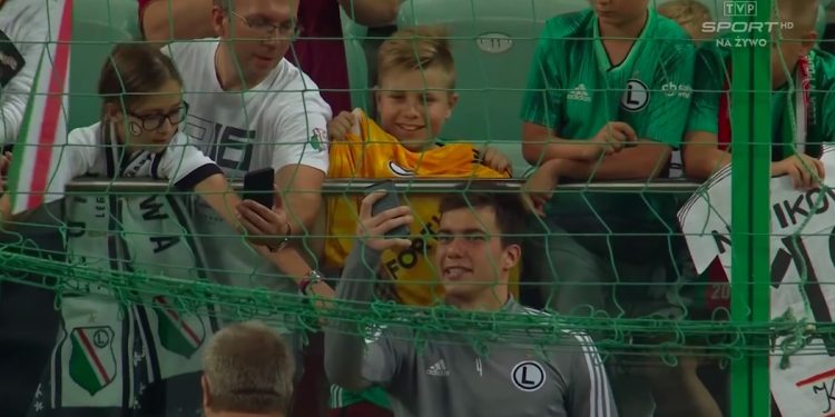 Bramkarz Legii zachwycił po meczu. Wspaniały gest wobec chłopca na trybunach [WIDEO]