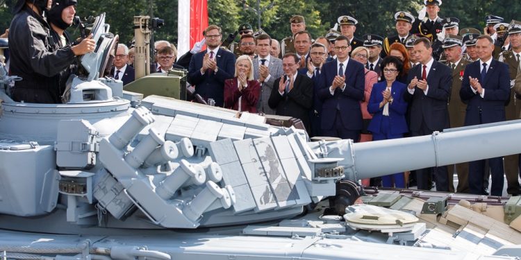 Polityk Nowoczesnej krytykuje obchody Święta Wojska Polskiego: Wyborcza defilada Mateusza Morawieckiego