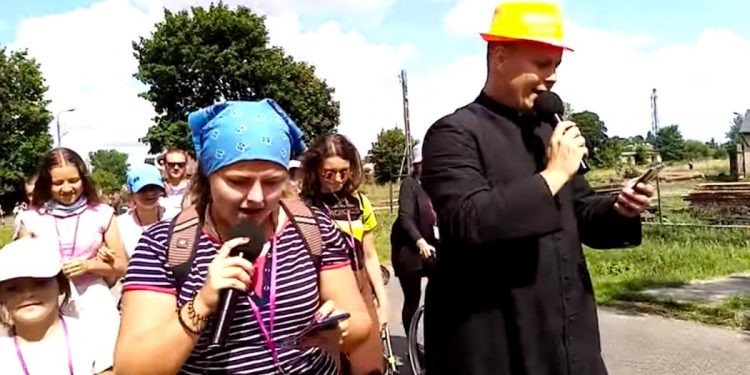„Za krokiem krok” w wersji… pielgrzymkowej! Jest komentarz Cleo [WIDEO]