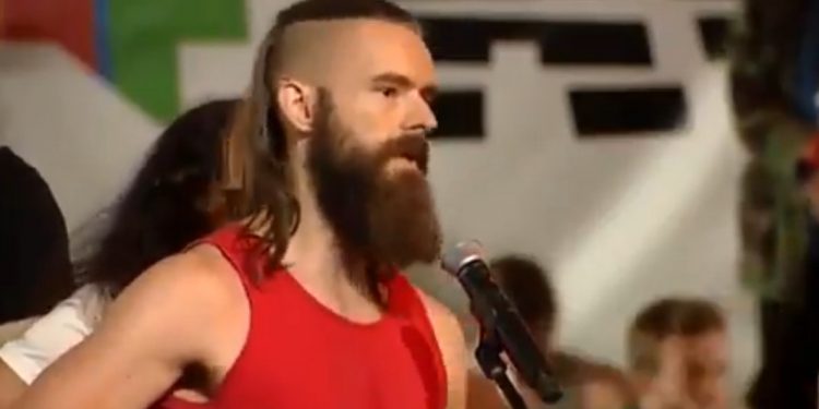 Pol’and’Rock. Uczestnik zadał niewygodne pytanie. Owsiak nie wytrzymał [WIDEO]