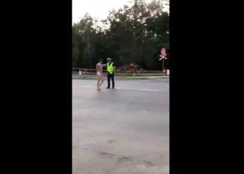 Pol’And’Rock: Nagi mężczyzna zaatakował policjanta. Błyskawiczna reakcja funkcjonariusza [WIDEO]