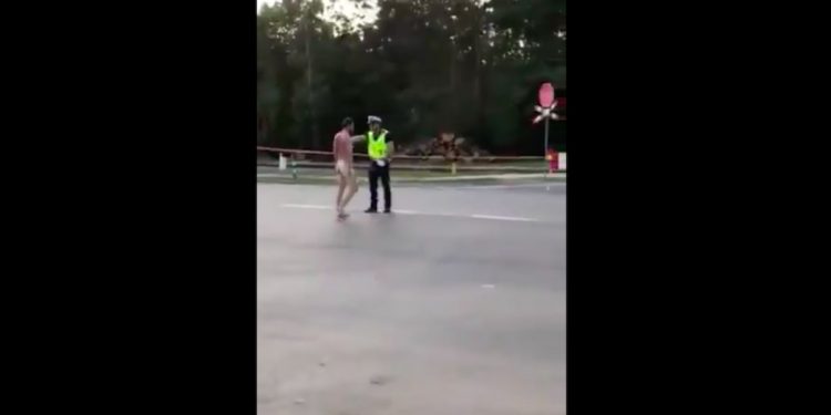 Pol’And’Rock: Nagi mężczyzna zaatakował policjanta. Błyskawiczna reakcja funkcjonariusza [WIDEO]