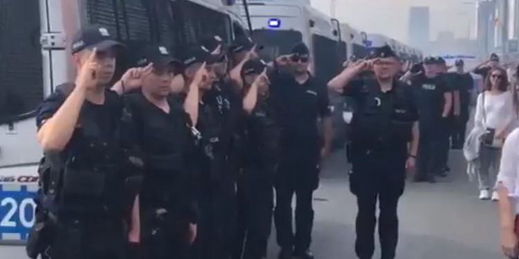 Warszawscy policjanci oddali hołd Powstańcom [WIDEO]