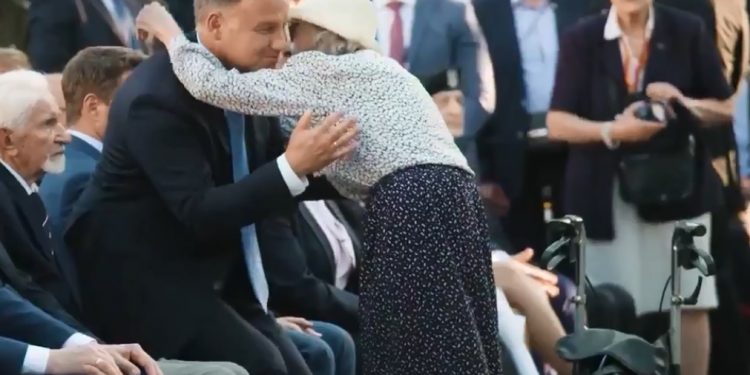 Wzruszająca scena z udziałem prezydenta i uczestniczki PW