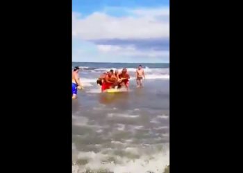 Skandaliczne zachowanie turysty nad polskim morzem. Ratownicy poradzili sobie błyskawicznie [WIDEO]