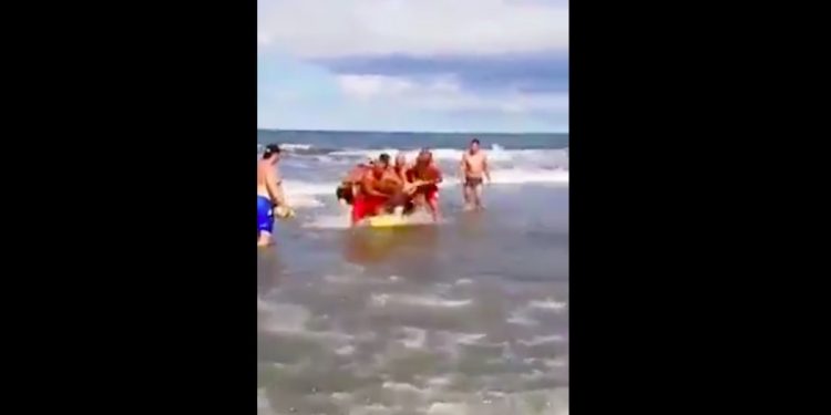 Skandaliczne zachowanie turysty nad polskim morzem. Ratownicy poradzili sobie błyskawicznie [WIDEO]