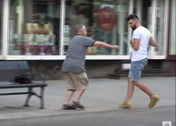 Udawał, ze zabiera ludziom pieniądze. Kontrowersyjna akcja YouTubera [WIDEO]