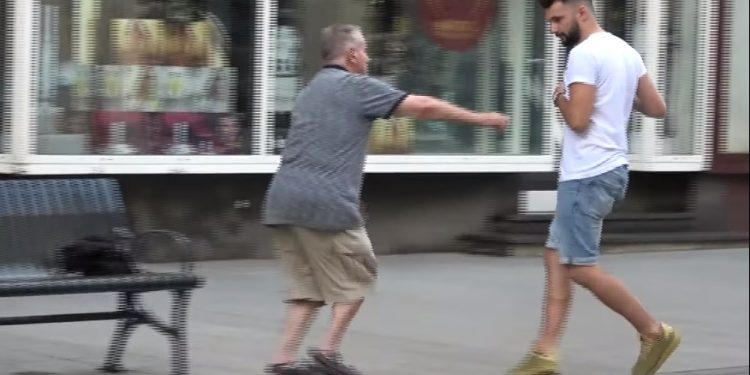 Udawał, ze zabiera ludziom pieniądze. Kontrowersyjna akcja YouTubera [WIDEO]