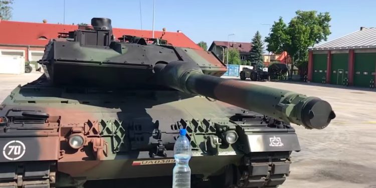 Polscy żołnierze wzięli udział w popularnym wyzwaniu. Otworzyli butelkę… czołgiem! [WIDEO]