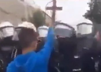 15-latek stanął z krzyżem naprzeciw Marszu Równości. Jego zachowanie skrytykował zakonnik