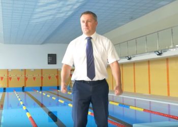 Burmistrz Łęcznej wskoczył do basenu. Po tym zamknęli obiekt