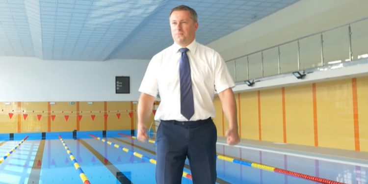 Burmistrz Łęcznej wskoczył do basenu. Po tym zamknęli obiekt
