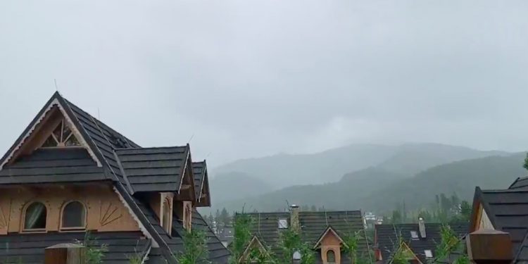 Oto siła dzisiejszej nawałnicy w Tatrach. Internauci udostępniają nagranie [WIDEO]