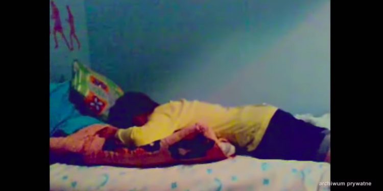 „Uwaga! TVN”: Chłopiec od kilku lat jest przykuty pasami do łóżka. Nie chce go przyjąć żaden ośrodek w Polsce