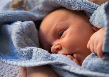 Warszawa: Pijana matka upuściła kilkudniową córeczkę. Grozi jej 5 lat więzienia