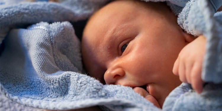 Warszawa: Pijana matka upuściła kilkudniową córeczkę. Grozi jej 5 lat więzienia