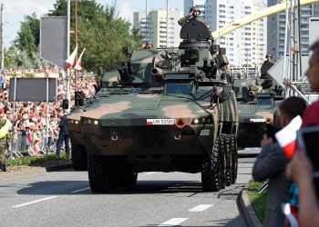 Tłumy chciały zobaczyć defiladę w Katowicach. Jedno zdjęcie podbiło sieć