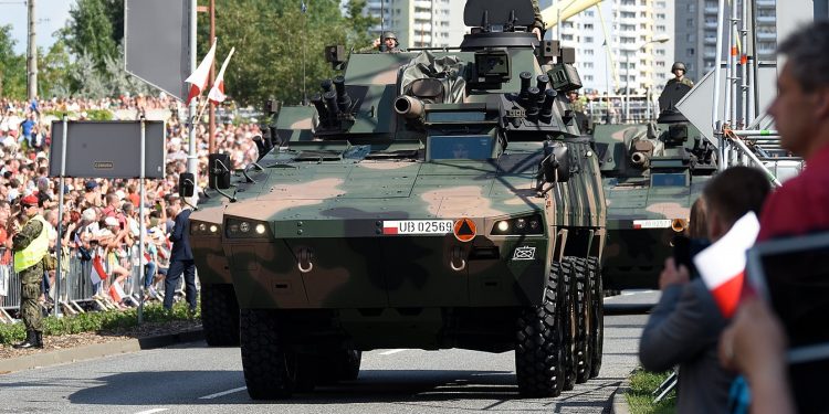 Tłumy chciały zobaczyć defiladę w Katowicach. Jedno zdjęcie podbiło sieć