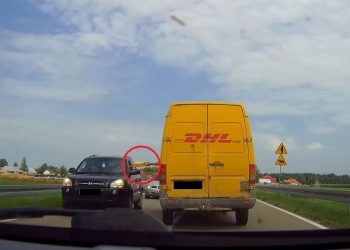Przekazał paczkę na środku jezdni. Zdumiewające zachowanie kuriera DHL [WIDEO]