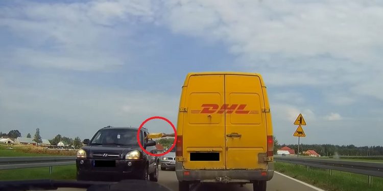 Przekazał paczkę na środku jezdni. Zdumiewające zachowanie kuriera DHL [WIDEO]