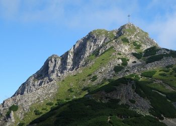 Skandaliczne zachowanie turystów. Weszli na Giewont tuż po tragicznej burzy i pomazali krzyż
