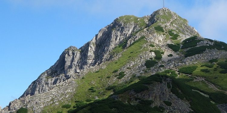 Skandaliczne zachowanie turystów. Weszli na Giewont tuż po tragicznej burzy i pomazali krzyż
