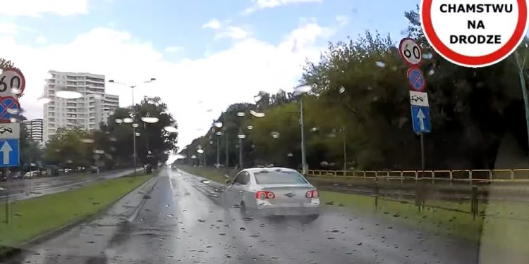 Puściły mu nerwy, bo… wyprzedził go inny samochód. Internauta wszystko nagrał [WIDEO]