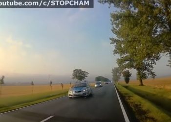 Środkiem drogi, na sygnale. Przejazd policyjnej kolumny wyprowadził kierowcę z równowagi [WIDEO]