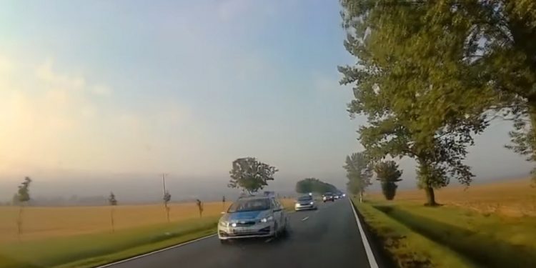 Środkiem drogi, na sygnale. Przejazd policyjnej kolumny wyprowadził kierowcę z równowagi [WIDEO]