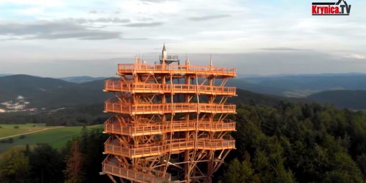 Wyjątkowa atrakcja w polskich górach. Otwarto wieżę widokową i ścieżkę w koronach drzew [WIDEO]