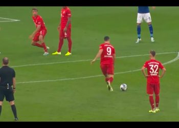 Lewandowski z hat-trickiem. Fantastyczny gol z rzutu wolnego [WIDEO]
