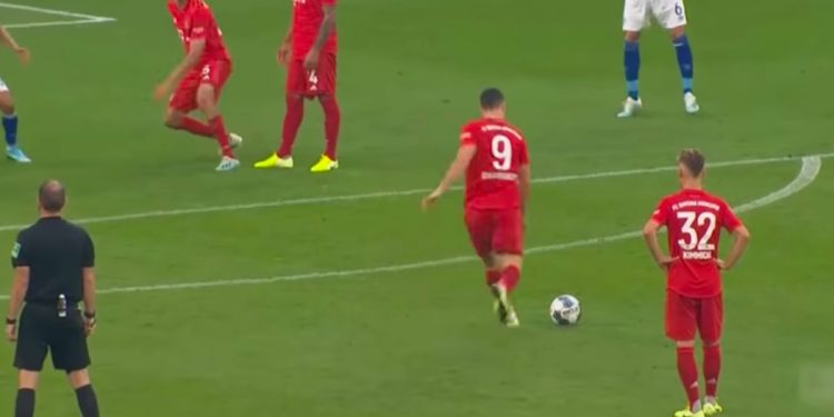 Lewandowski z hat-trickiem. Fantastyczny gol z rzutu wolnego [WIDEO]