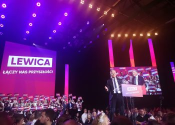 Alarm przeciwpożarowy na konwencji Lewicy! Przemawiał Biedroń