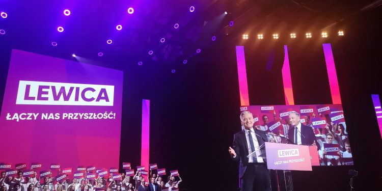 Alarm przeciwpożarowy na konwencji Lewicy! Przemawiał Biedroń