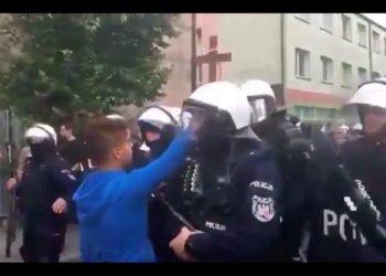 Marsz LGBT w Płocku: 15-latek stanął na ulicy z krzyżem w ręku. Do akcji wkroczyła policja [WIDEO]