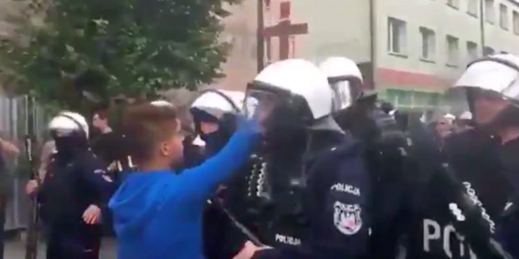 Marsz LGBT w Płocku: 15-latek stanął na ulicy z krzyżem w ręku. Do akcji wkroczyła policja [WIDEO]