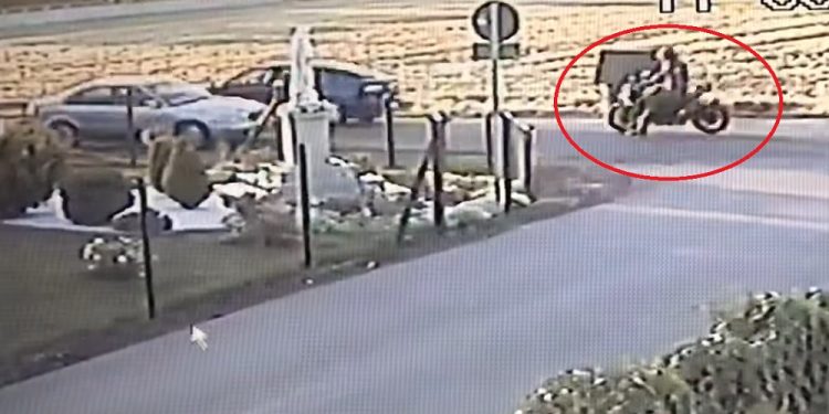 Tragedia w Wielkopolsce: 20-letni motocyklista zahaczył o auto. Z naprzeciwka jechał drugi samochód