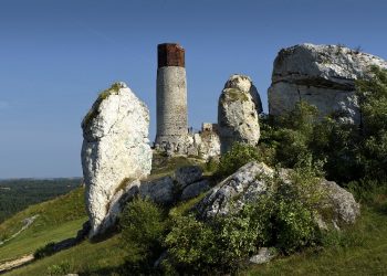 Śląskie: Kilkaset neandertalskich narzędzi odkryto w jaskini na zamku w Olsztynie