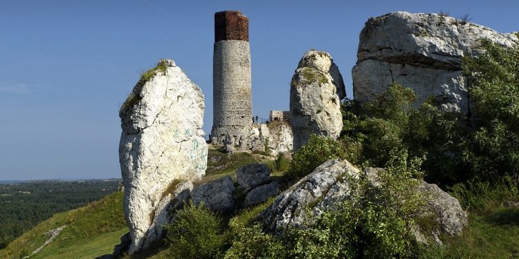 Śląskie: Kilkaset neandertalskich narzędzi odkryto w jaskini na zamku w Olsztynie