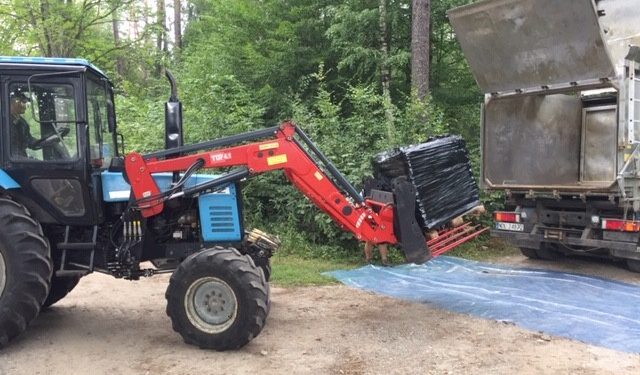 Olsztyn: Zdumiewające znalezisko leśników. Cztery palety jajek w lesie