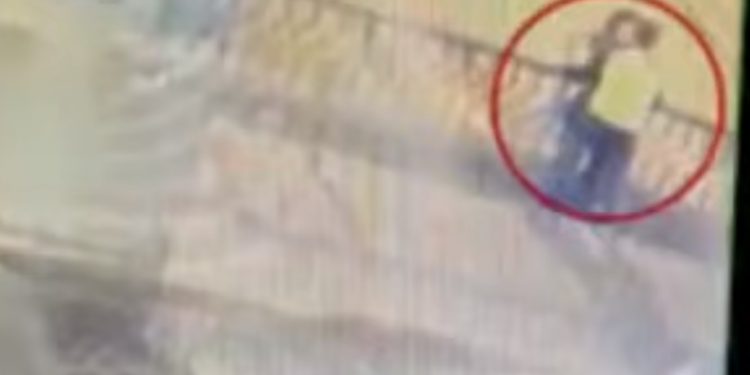 Para całowała się na moście. Zginęli spadając z wysokości