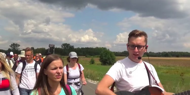 Kolejny pielgrzymkowy hit. Tym razem przerobiono przebój Zenka Martyniuka [WIDEO]