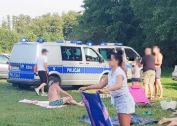 Uciekając przed policją wjechali na plażę pełną ludzi [FOTO]