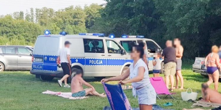 Uciekając przed policją wjechali na plażę pełną ludzi [FOTO]