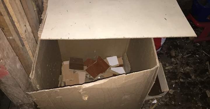 Schował się w kartonie przed policją. Znaleźli go