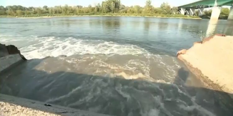 Awaria w „Czajce”: Nowe informacje. 3 tysiące litrów ścieków na sekundę wpada do Wisły. Wydano alert RCB