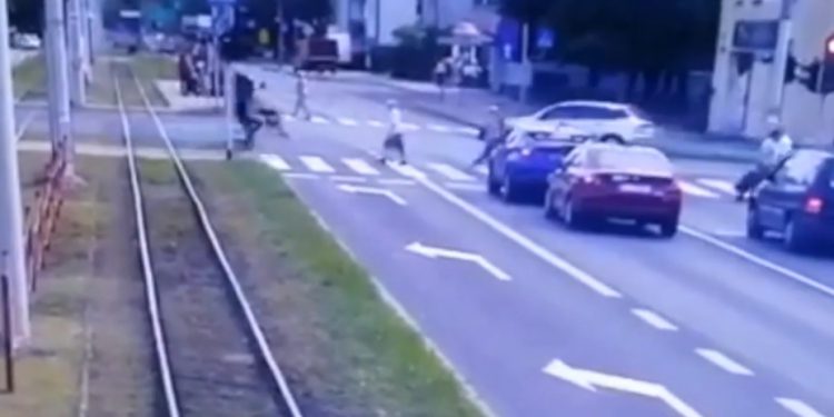 Toruń: Rowerzyści potrącili śmiertelnie staruszkę i uciekli. Jednego z nich na komisariat przyprowadziła matka [WIDEO]