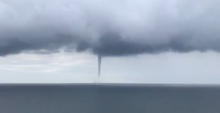 Trąba wodna nad Morzem Bałtyckim. Jest nagranie zjawiska